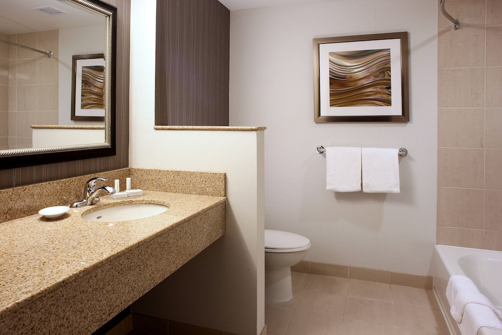 Courtyard by Marriott Hamilton 13/32