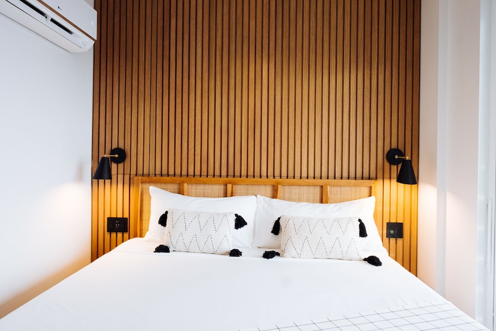 DELUXE, KING BED, BAY VIEW