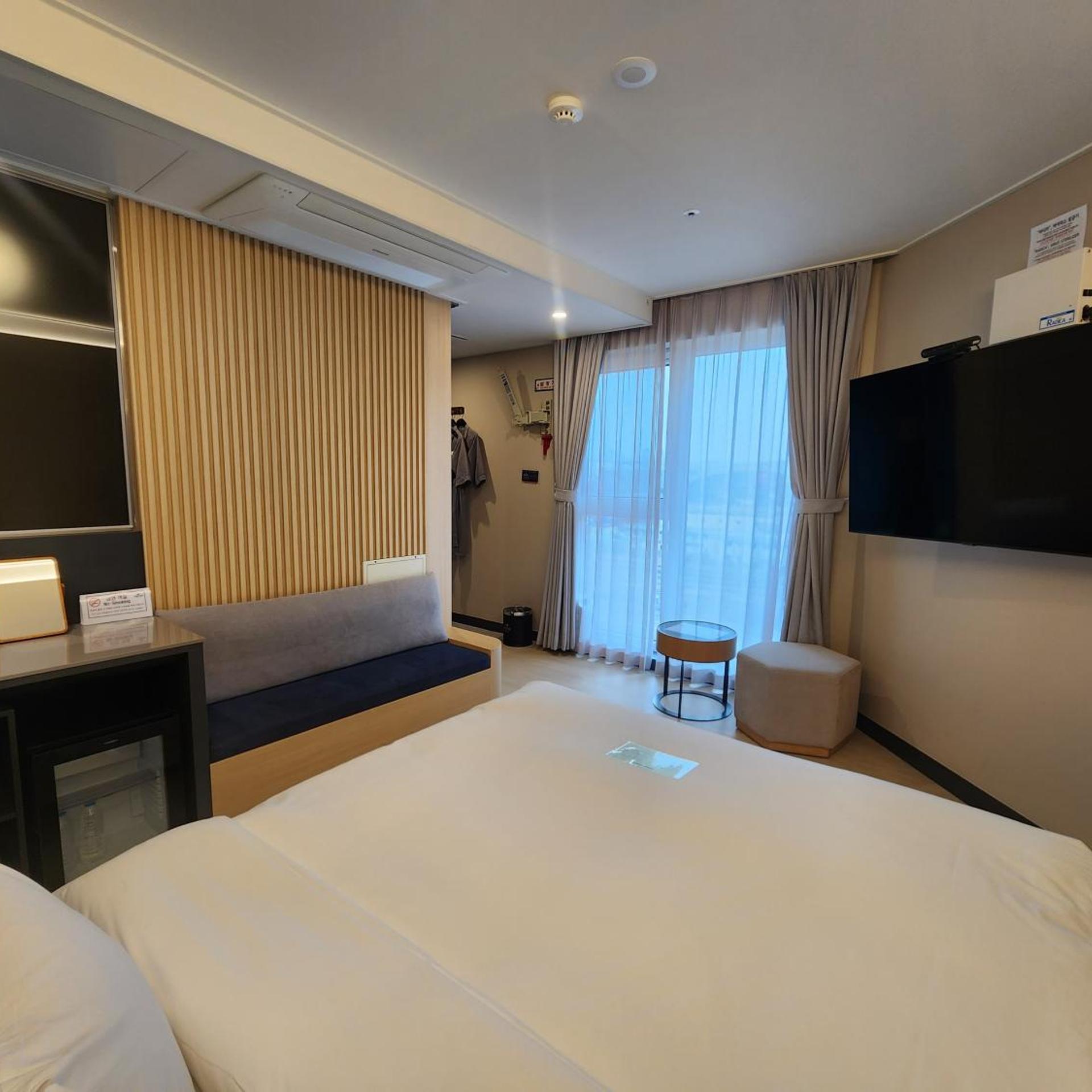 Standard, Double Bed, Pool Access، Hound Hotel Busan Station 9/10
