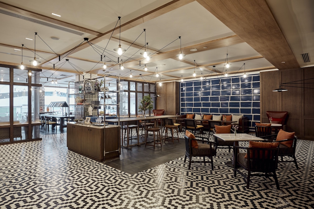 Montien Hotel Surawong Bangkok 27/48