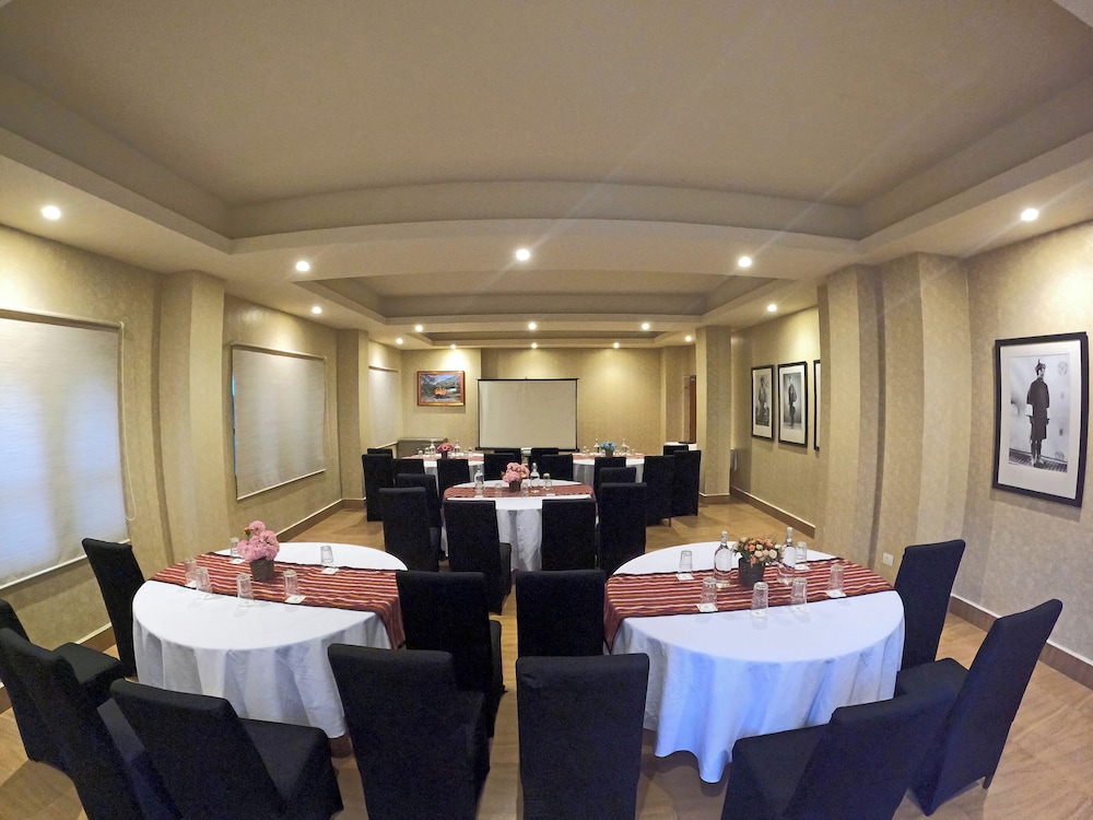 GAKYIL HOTEL 28/32