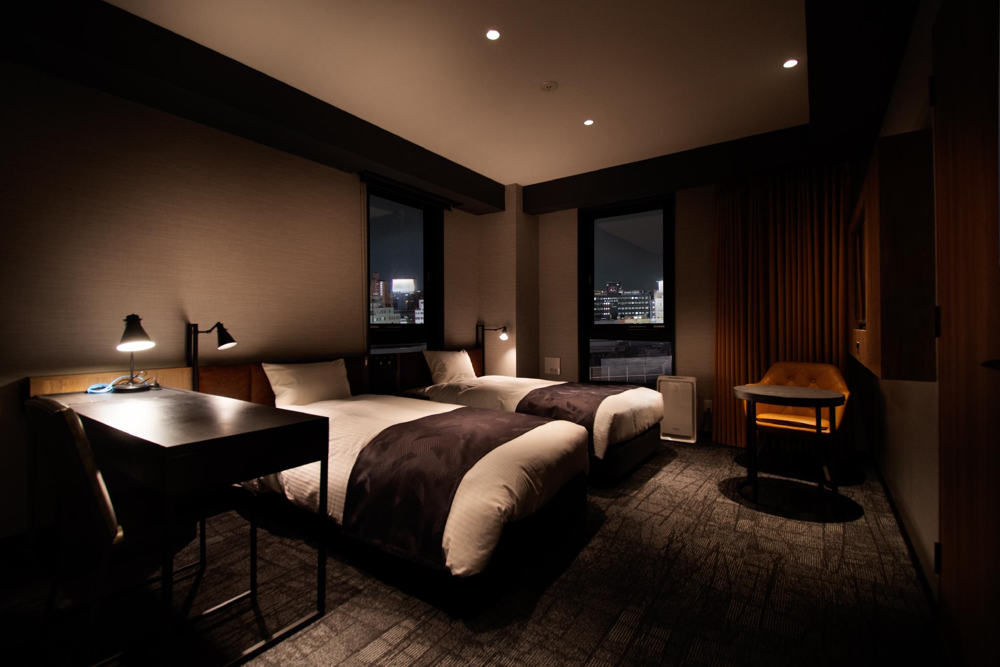 Suite, Twin Beds, City View, Night View