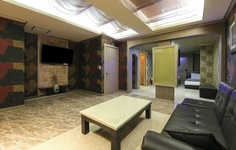 Brown Hotel 26/33