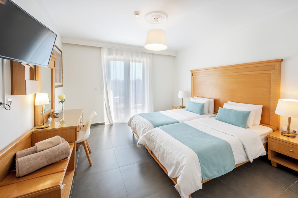 JUNIOR SUITE, POOL VIEW