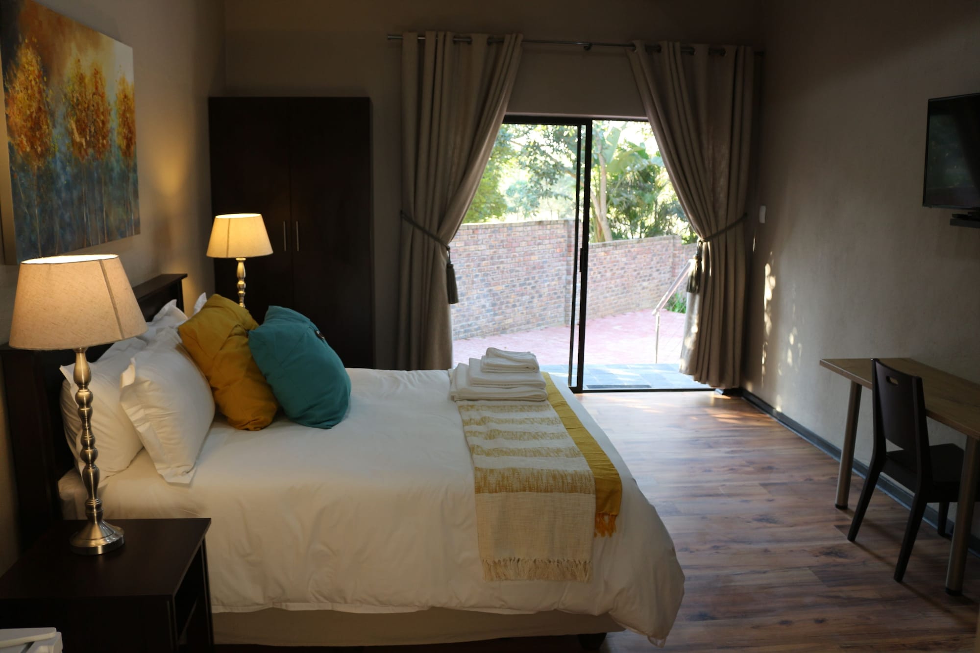 DELUXE, DOUBLE BED
