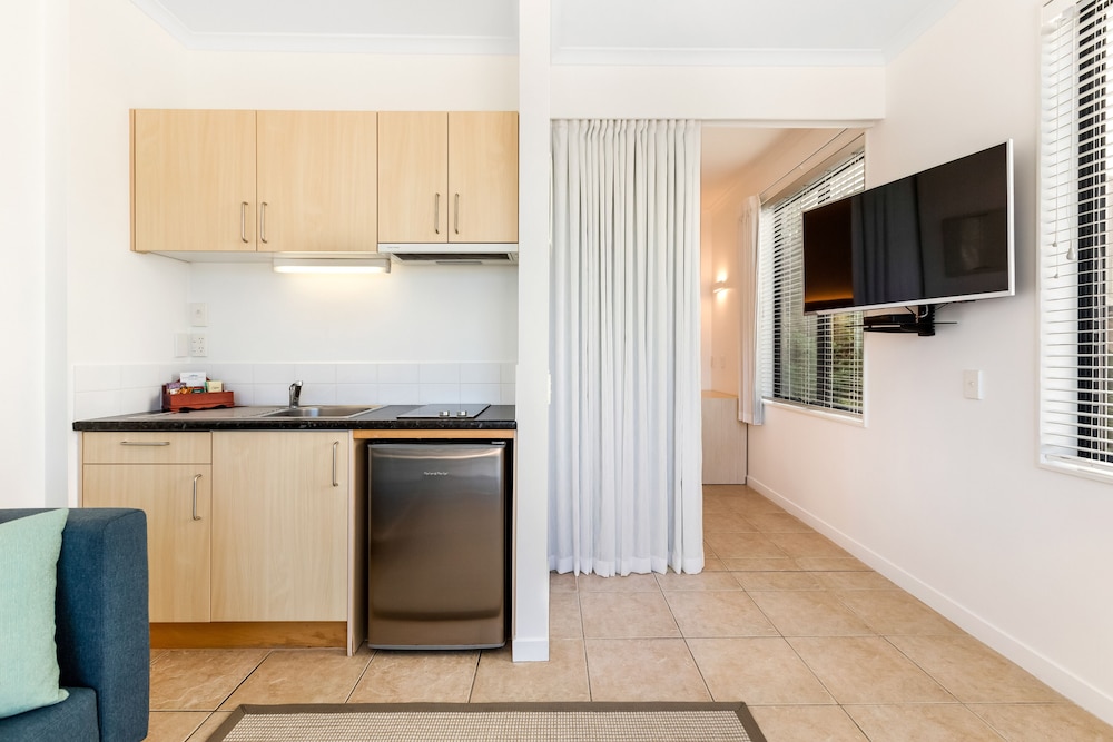 Waiheke Island Resort 9/70