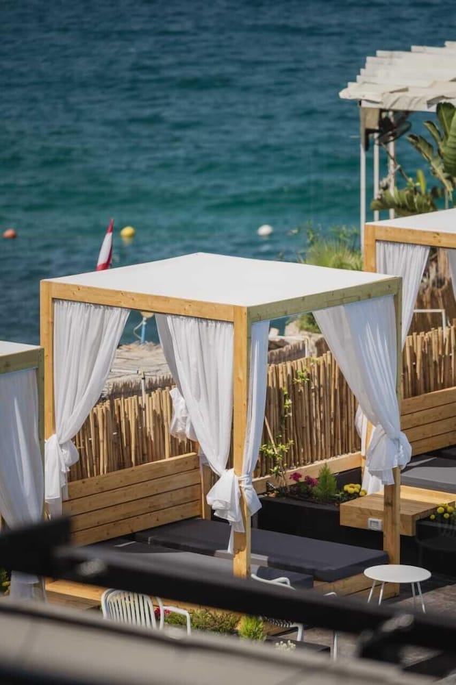 Middle Beach Hotel 46/49
