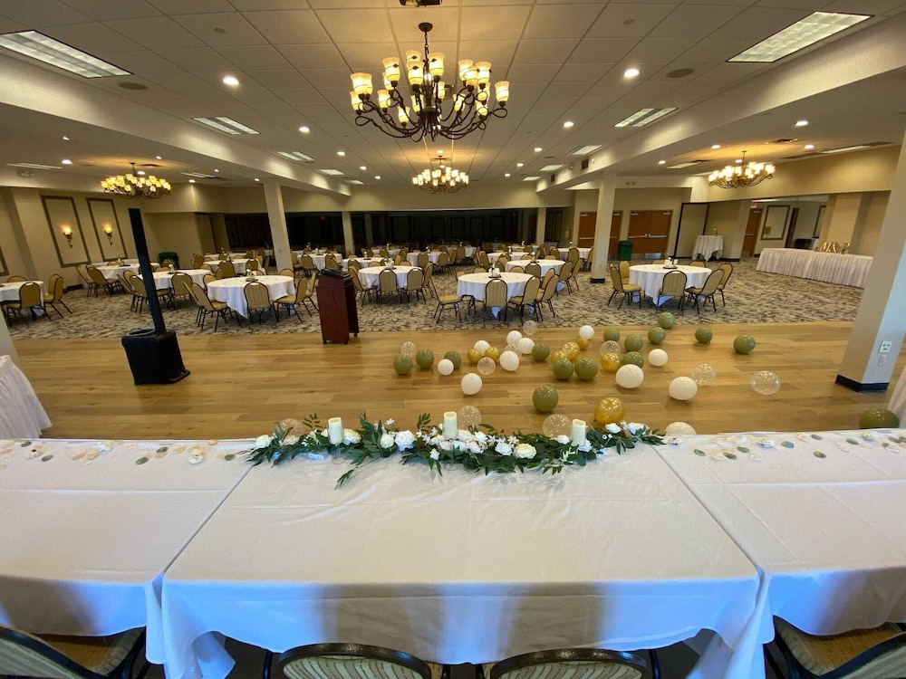 Three Bears Waterpark Resort Near Tomah, an Ascend Collection Hotel 36/50