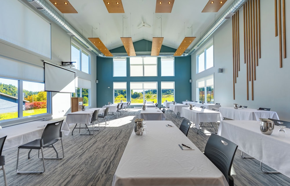 AX Hotel Mont Tremblant 49/53