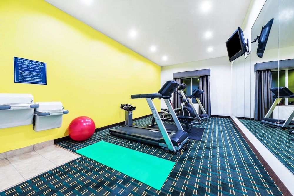 Days Inn & Suites by Wyndham Mineral Wells 16/37