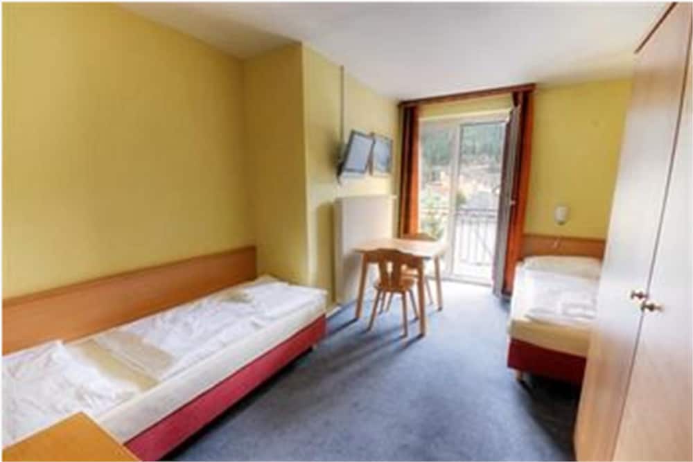 Euro Youth Hotel & Krone 15/66