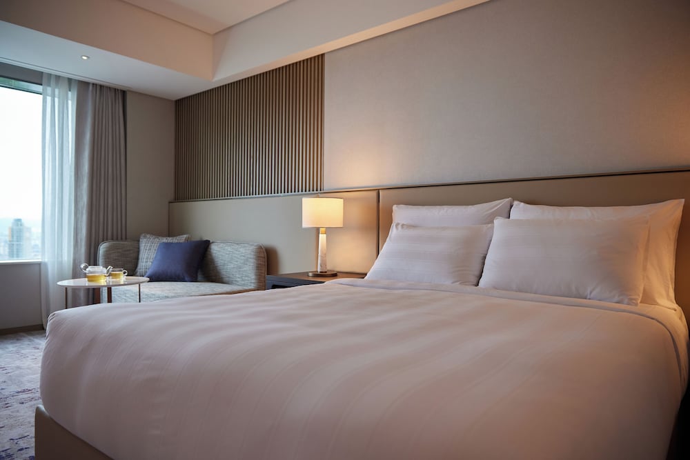 Club, Deluxe, Queen Bed