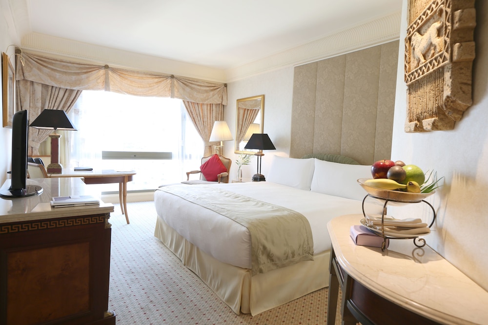 غرفة كلاسيكية بسرير كينج لذوي الإعاقة، Intercontinental Phoenicia Beirut 3/3