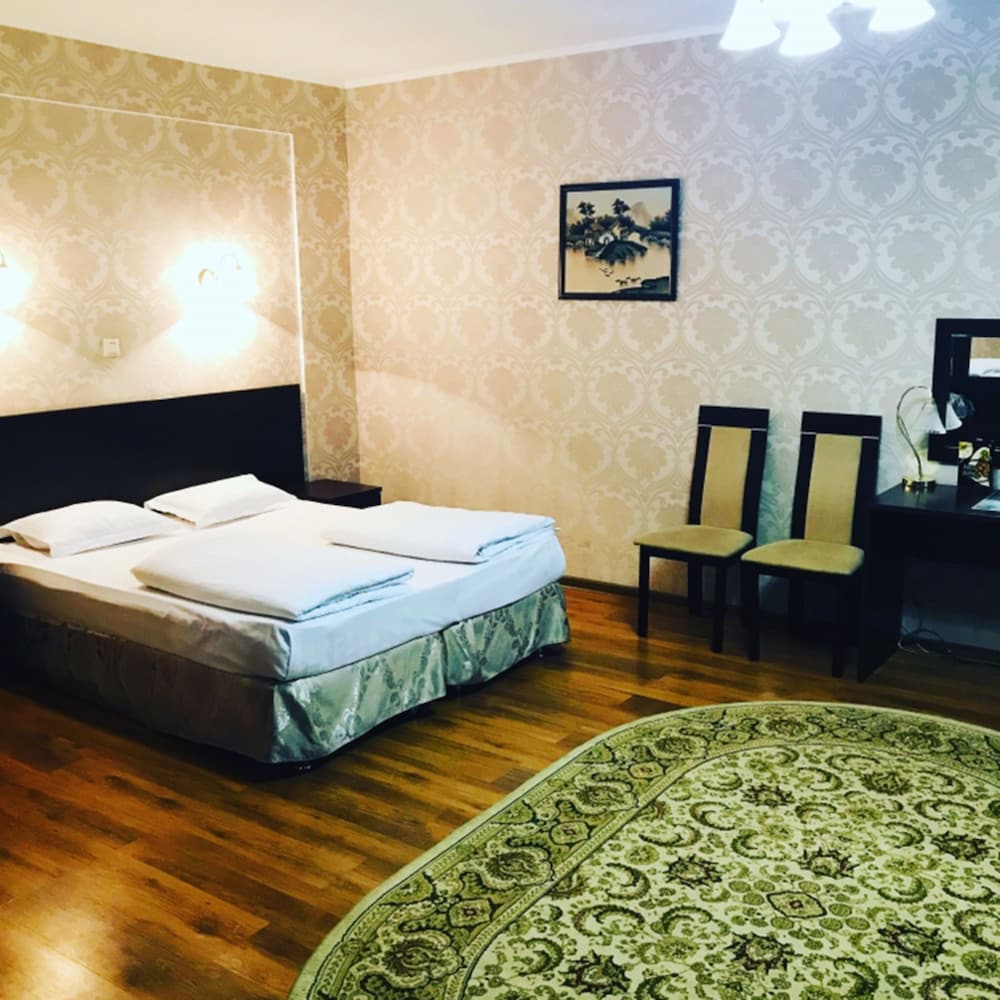 DELUXE, DOUBLE OR TWIN BED