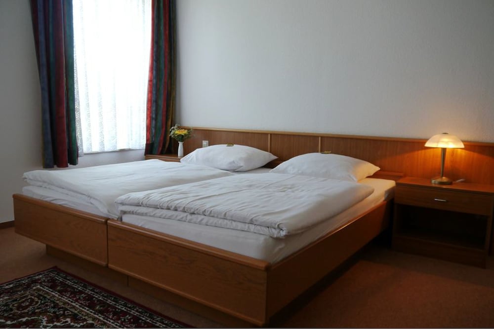 Erbenholz Hotel and Restaurant 12/40