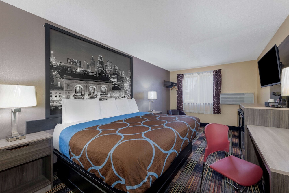 Standard, King Bed, Super 8 By Wyndham Kansas City At Barry Road/Airport 5/7