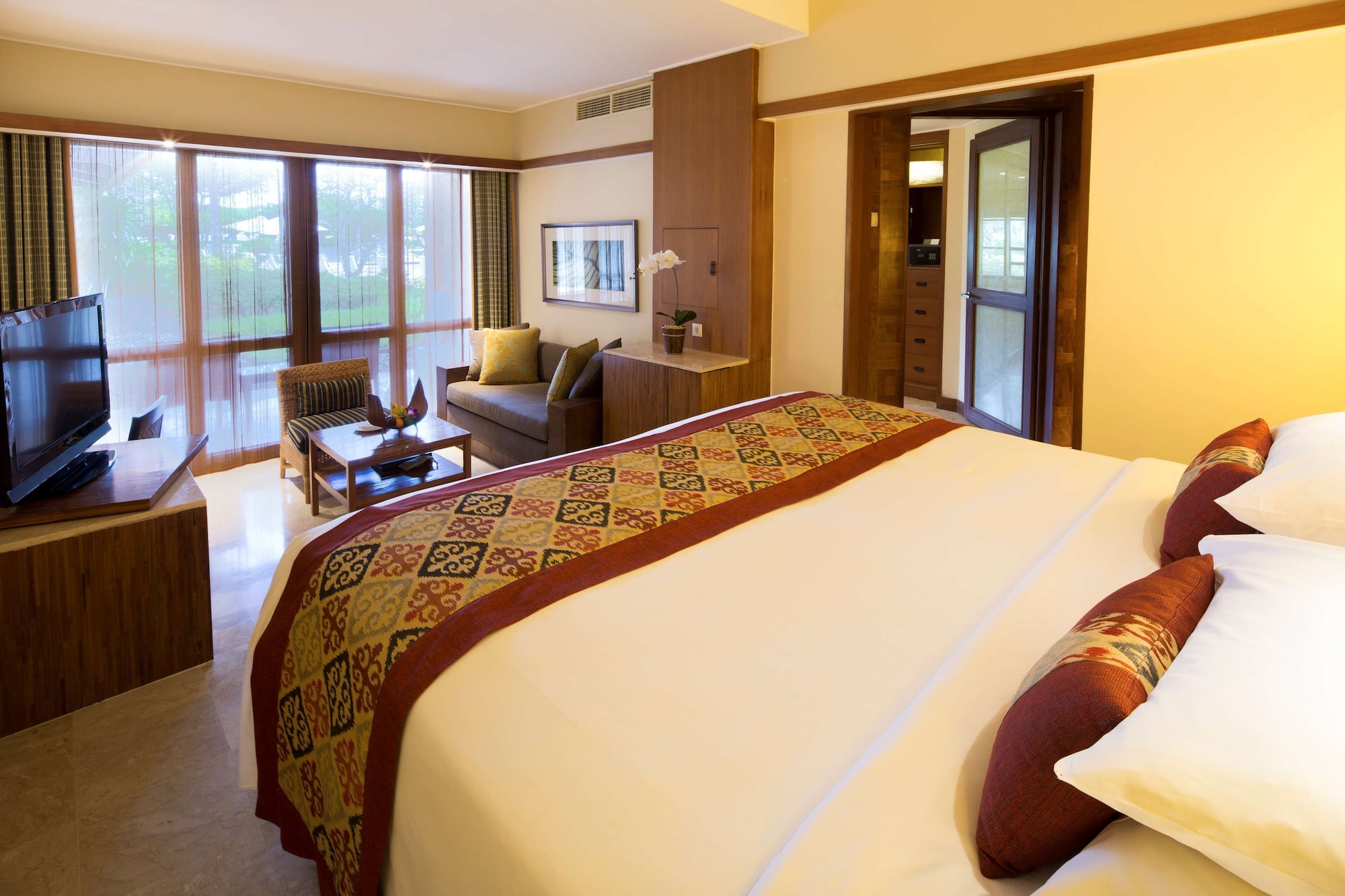 DELUXE, KING BED