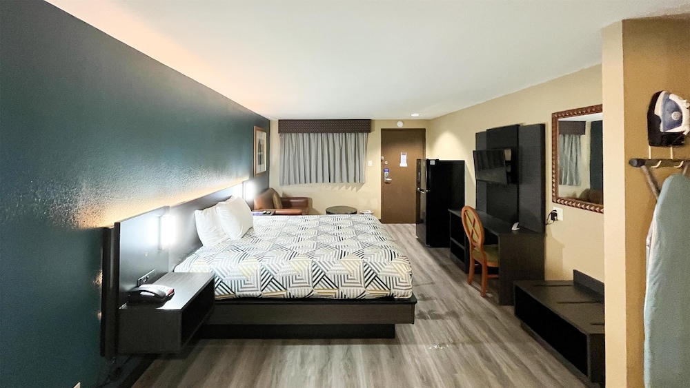 1 King Bed - Non-Smoking Micfridge