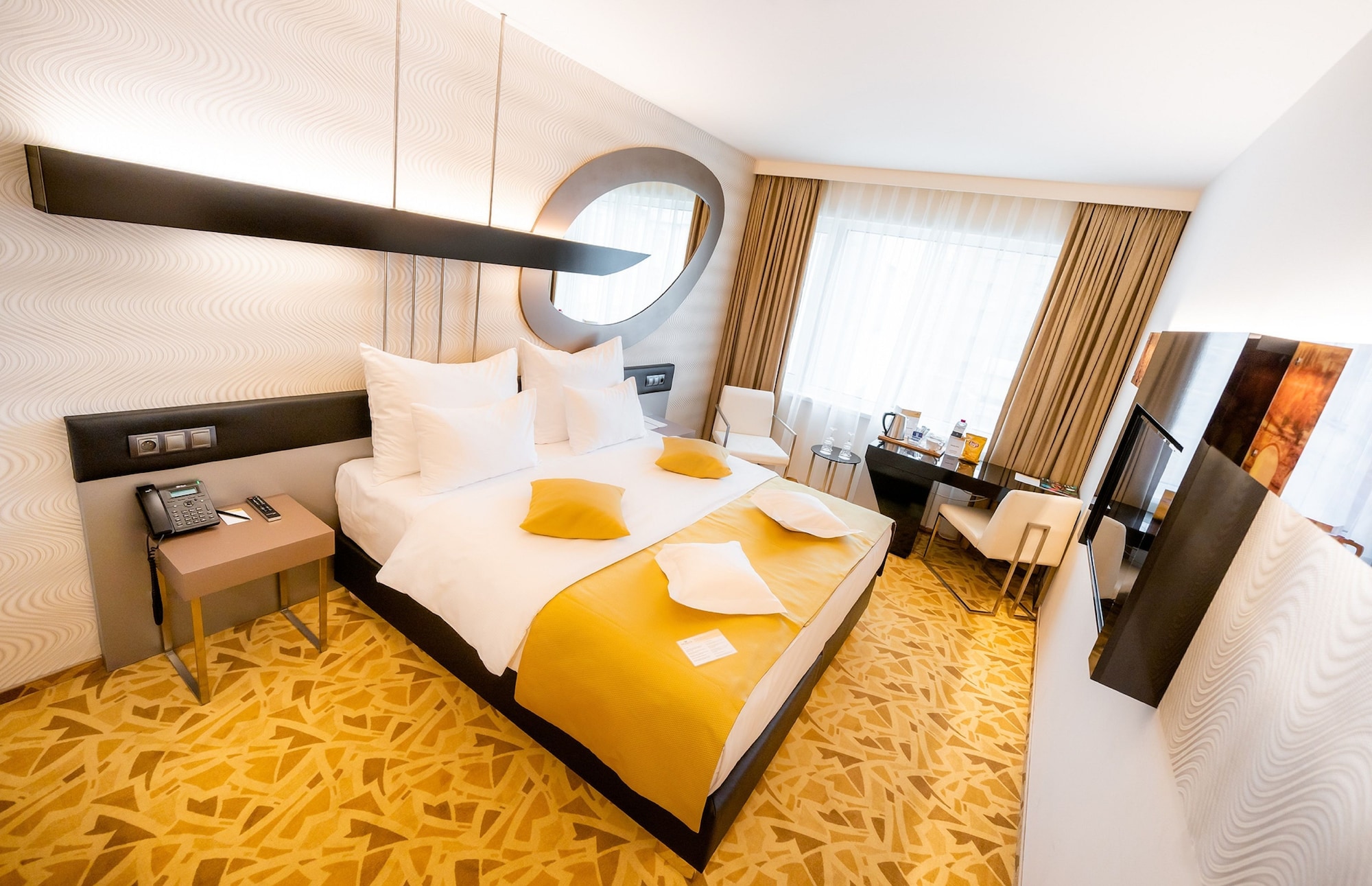 DELUXE, DOUBLE OR TWIN BED