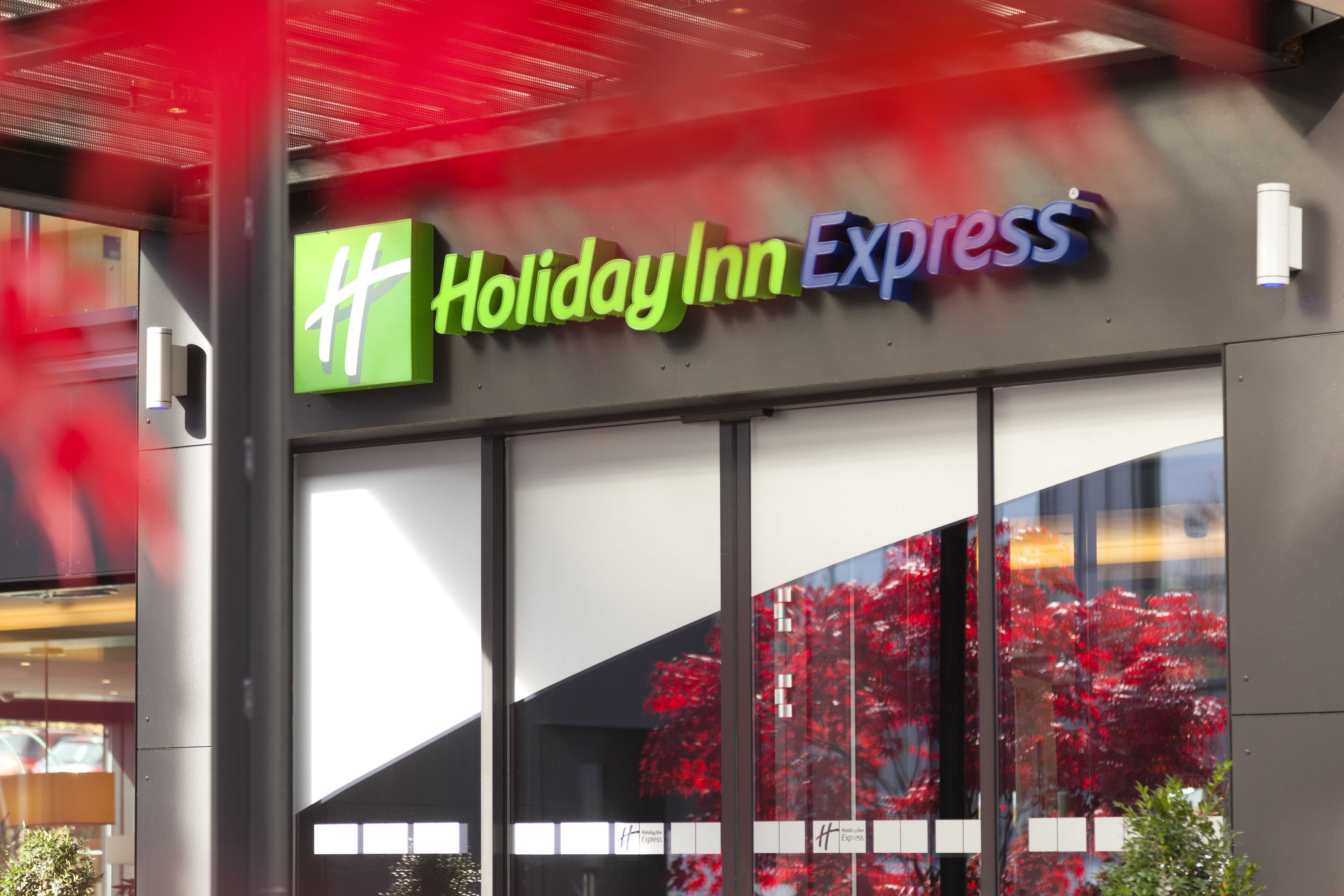 HOLIDAY INN EXPRESS ZURICH AIRPORT 2/80