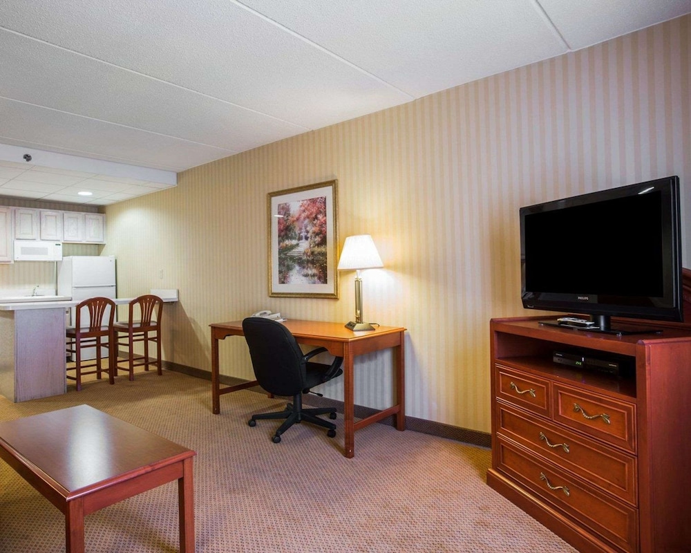 Comfort Inn & Suites Hawthorne NY 52/72