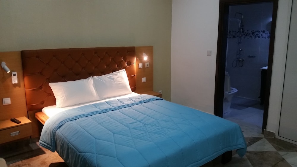 Eifell's Hotel's 8/35
