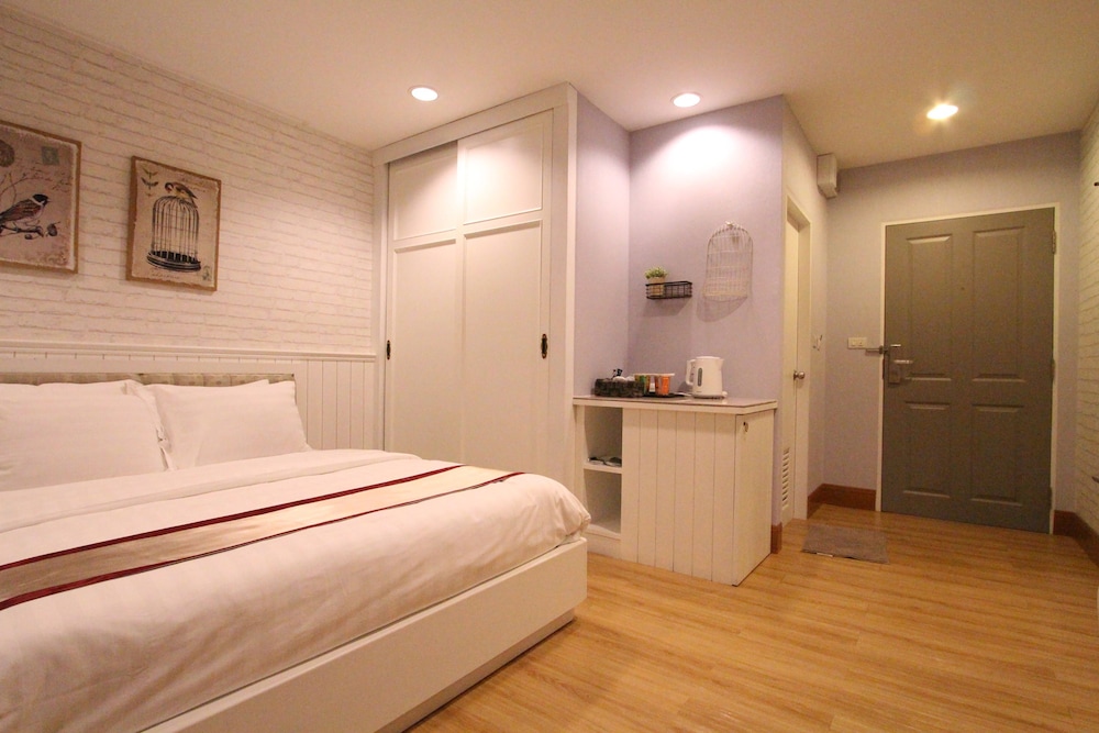 AT RESIDENCE SUVARNABHUMI 37/74
