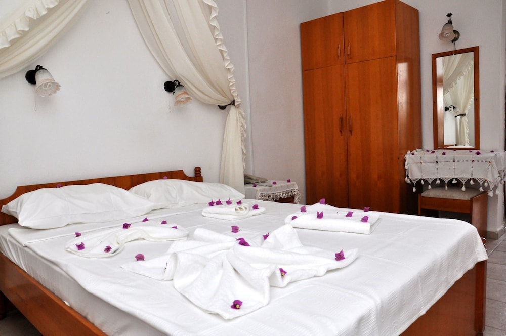 Gloria Tibi Jarra Hotel 8/17
