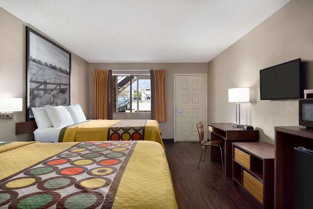 Super 8 by Wyndham Universal City 22/55