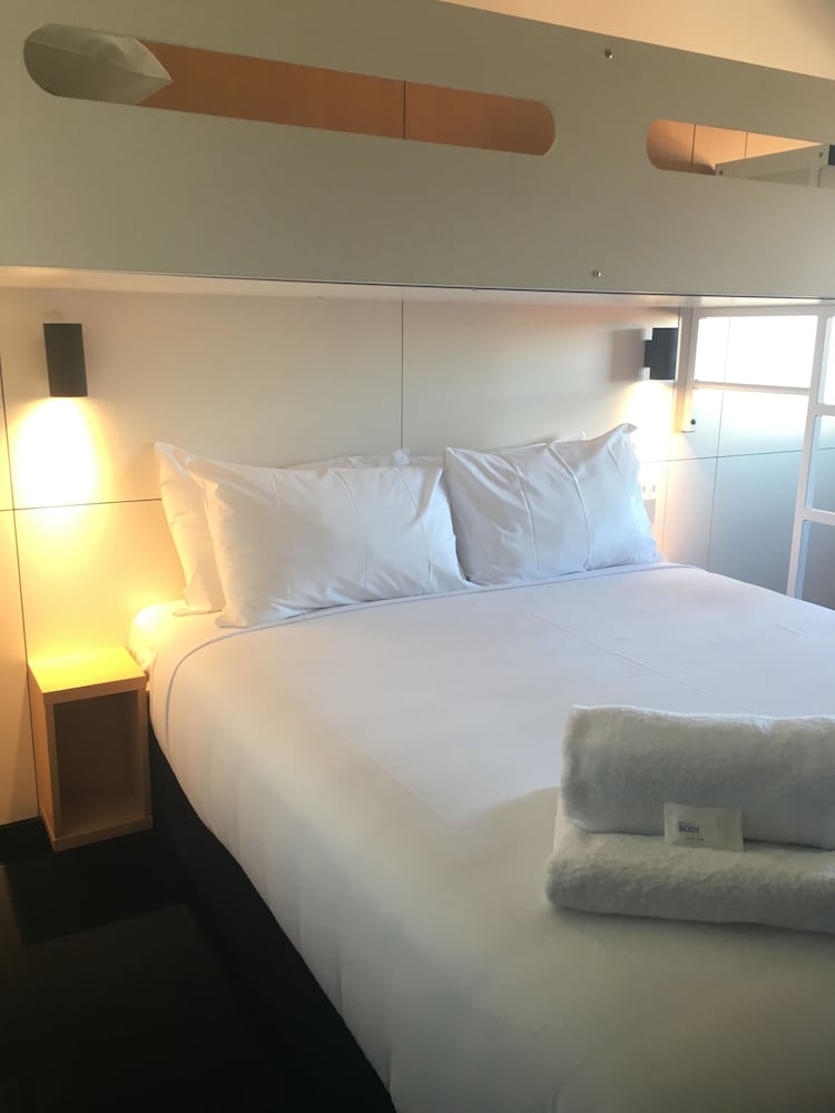 غرفة قياسية بسرير كوين وسرير بطابقين، ibis budget Casula Liverpool 10/10