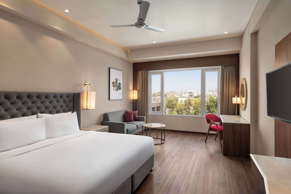 ROOM, KING BED