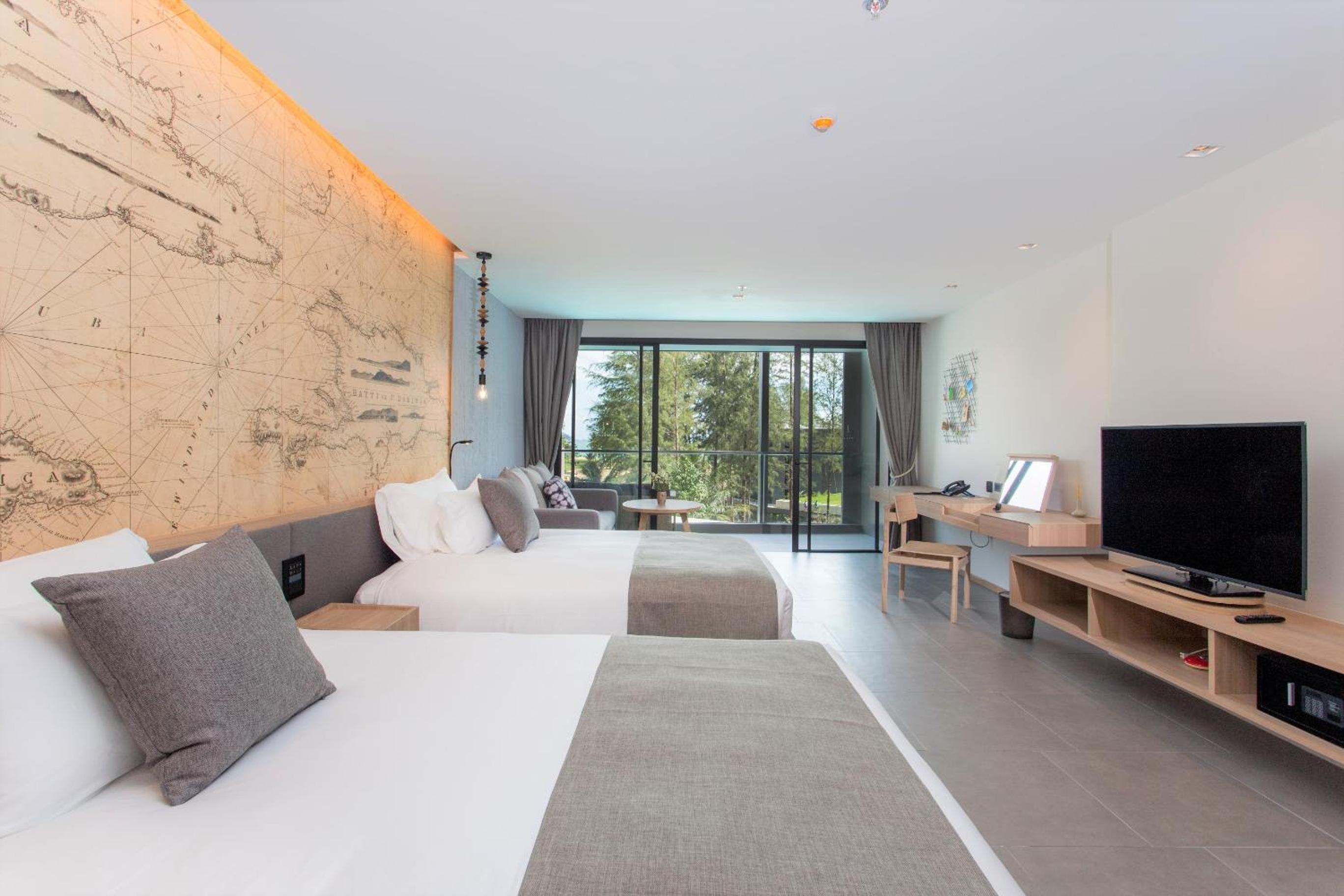 Deluxe, Twin Beds, Pool Side 3/6