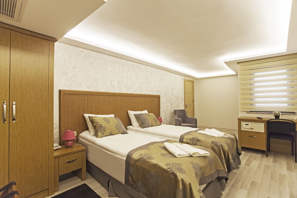ECONOMY, DOUBLE OR TWIN BED