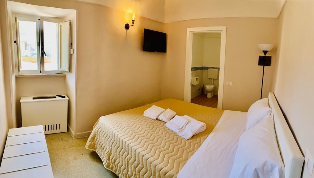 غرفة اقتصادية بسرير كوين