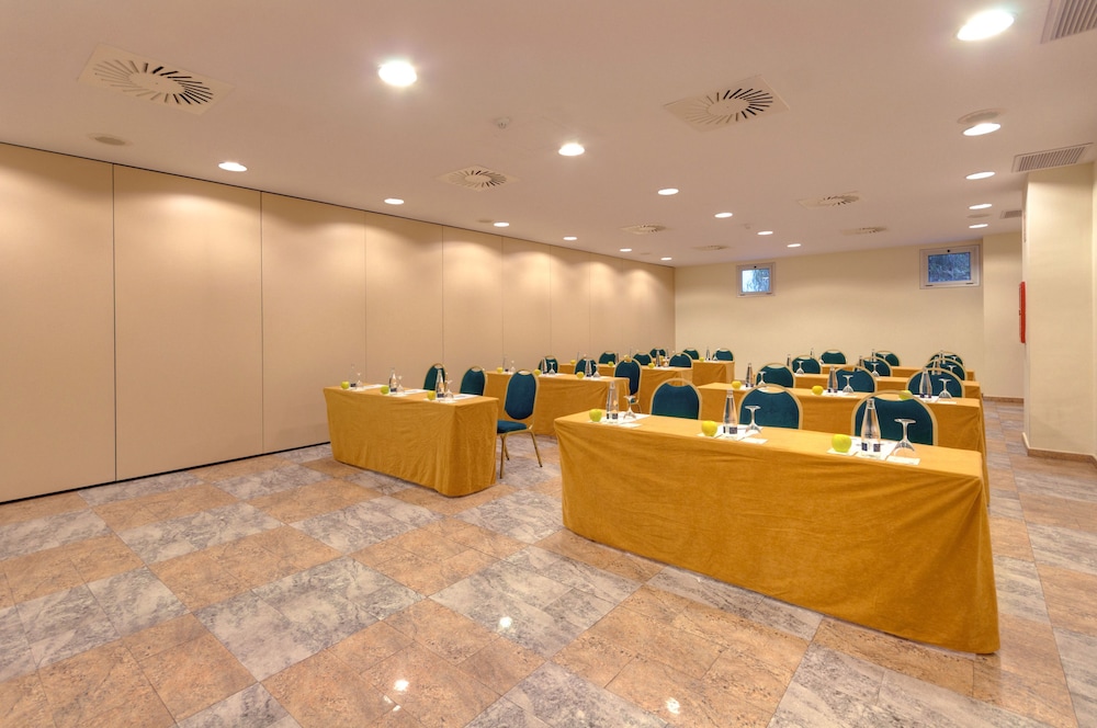 Ramada by Wyndham Valencia Almussafes 6/56