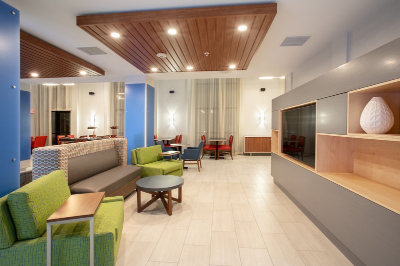 Holiday Inn Express & Suites Phoenix - Glendale Sports Dist 38/63