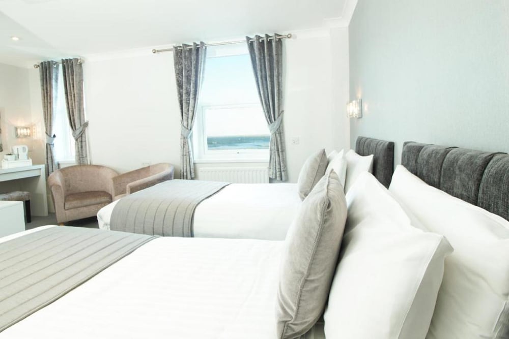 The Beaches Hotel 25/100