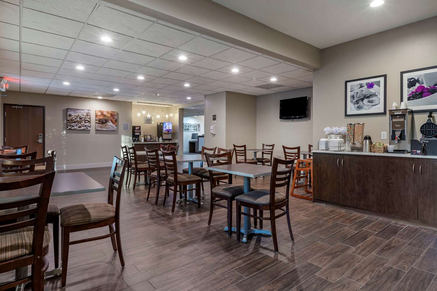Sleep Inn and Suites Kalamazoo, MI 28/36