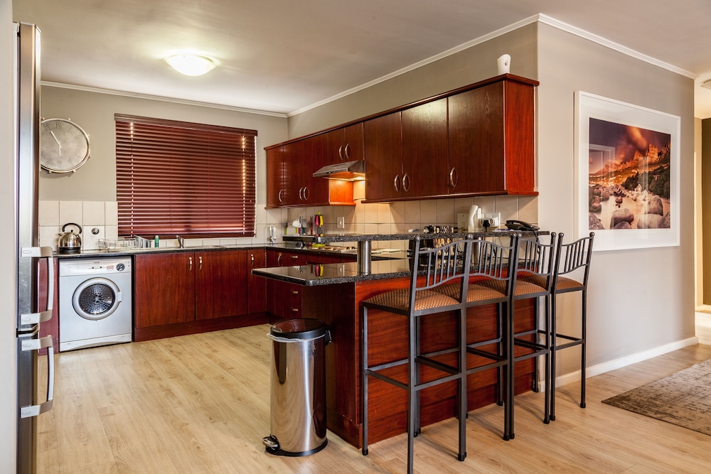 Cape Town City Accommodation the Island Club 49/69