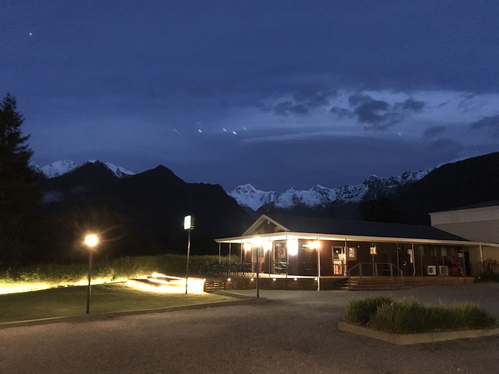 High Peaks Hotel 2/63