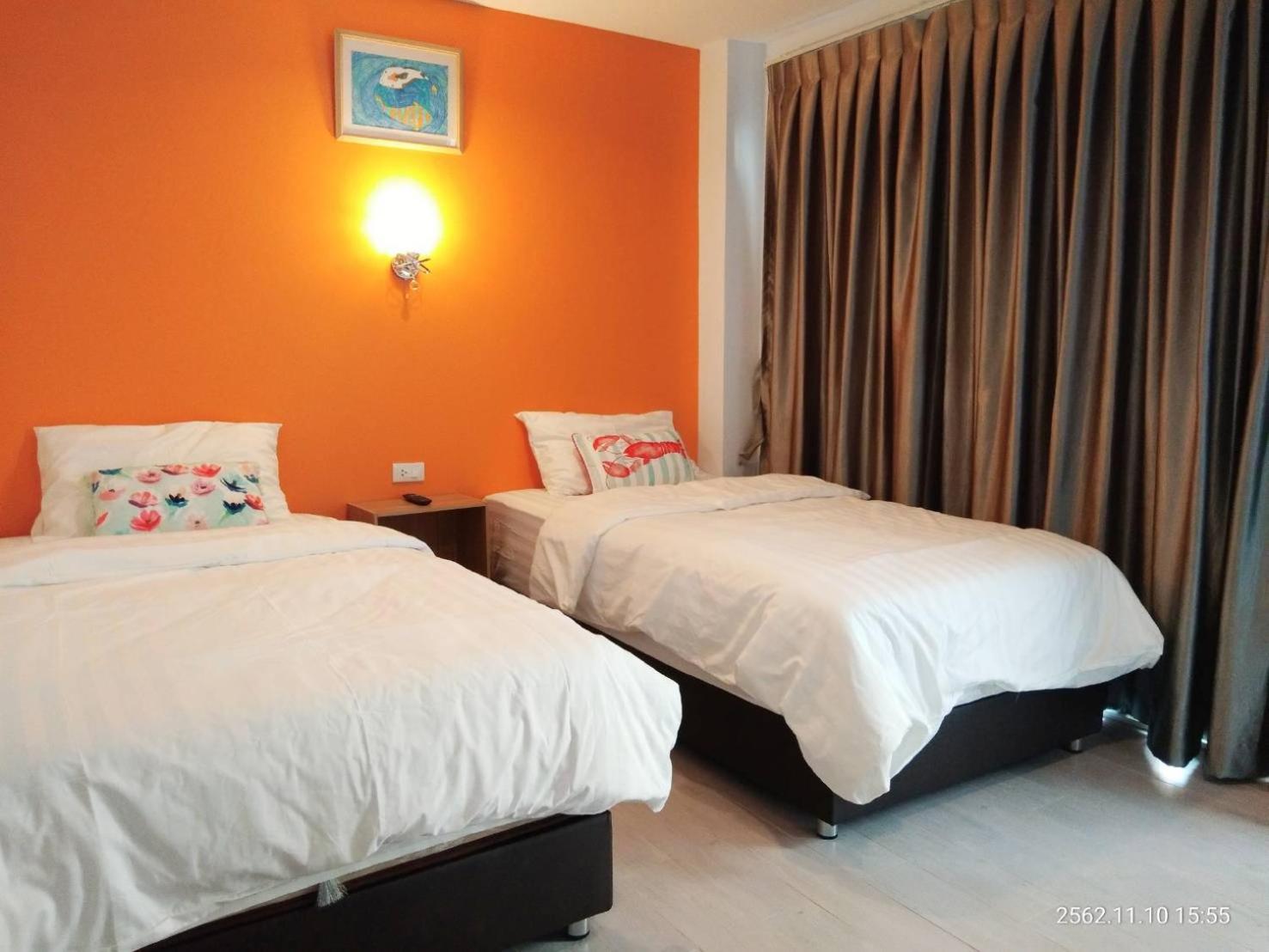 ROOM, TWIN BEDS