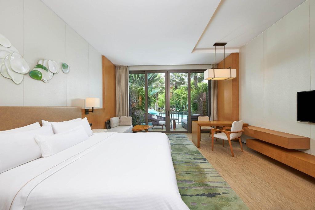 Guest Room, King Bed, Pool Access