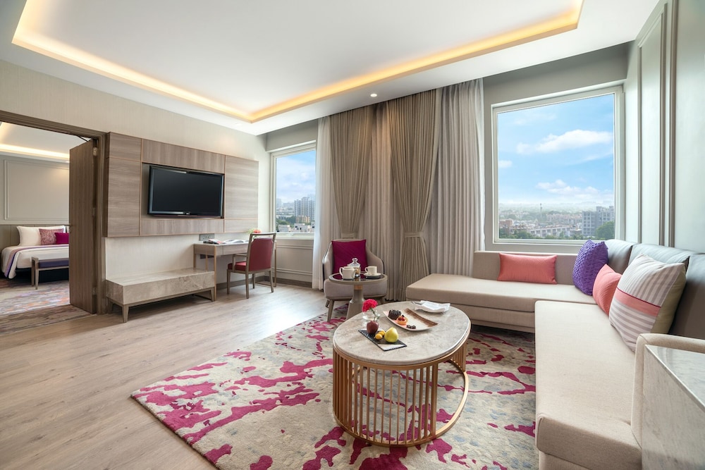Vivanta Ahmedabad Sg Highway 19/47