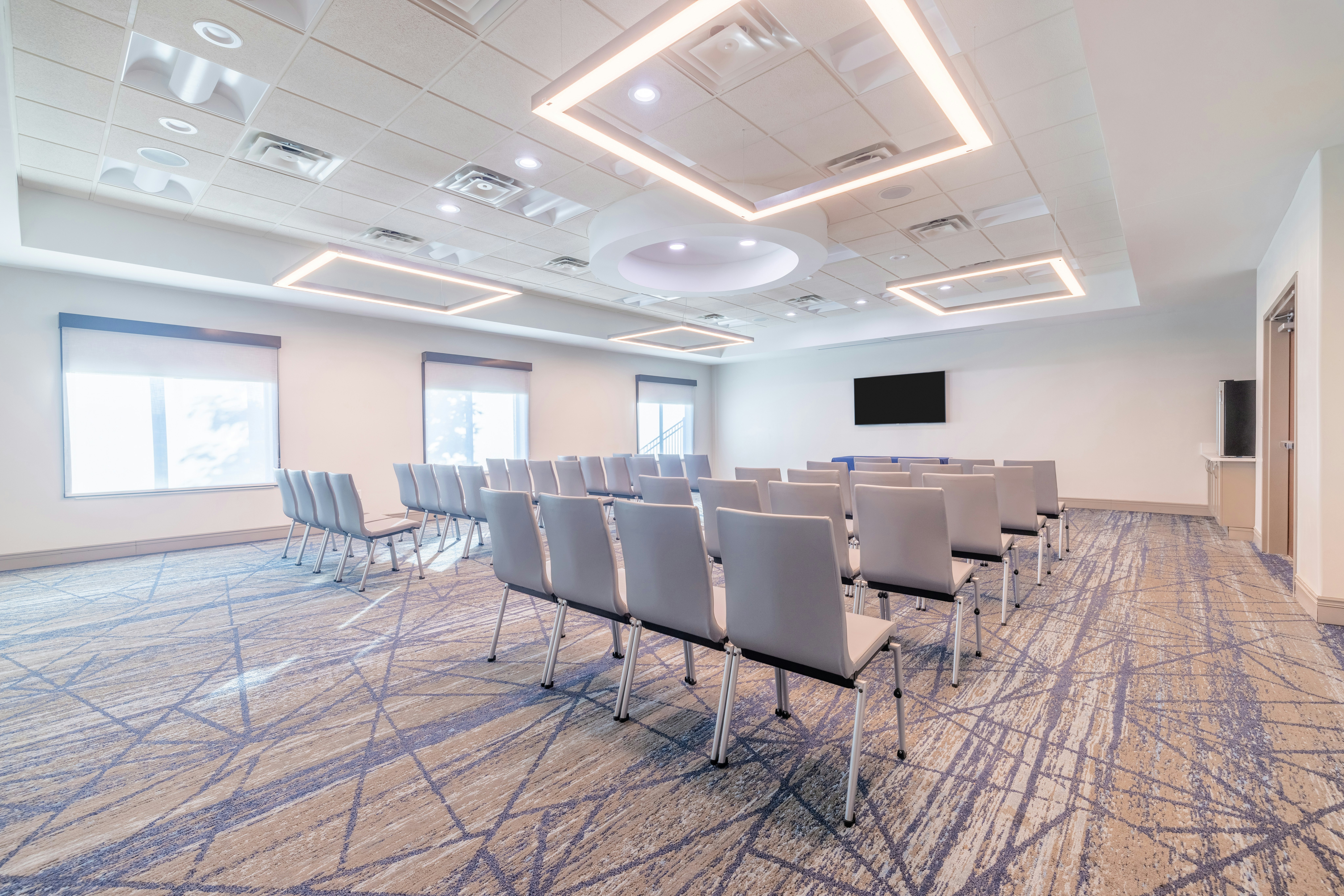Holiday Inn Express Hotel Suites Kansas City Airport 60/72
