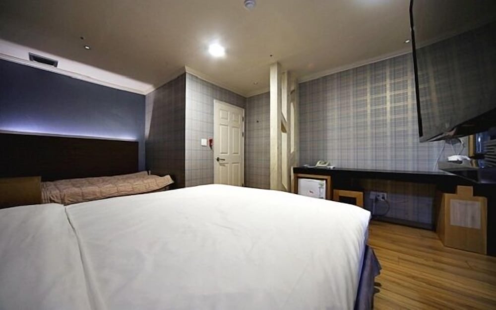 Central Hotel 15/46