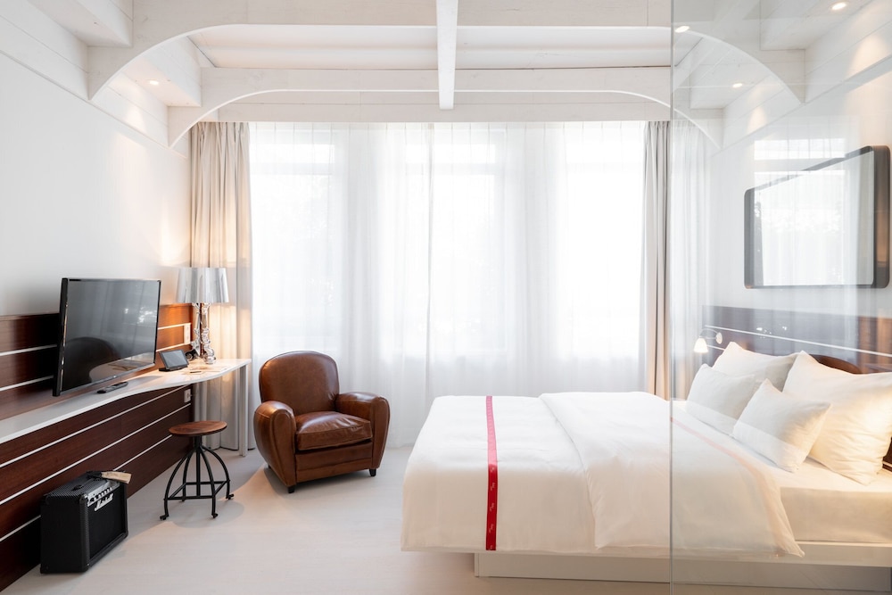 Lovely, Queen Bed