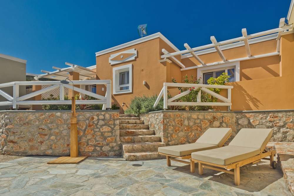 Elaia Villas 3/72