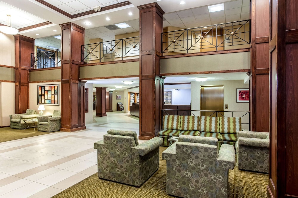 La Quinta Inn Suites Milwaukee Glendale Bayshore 26/37