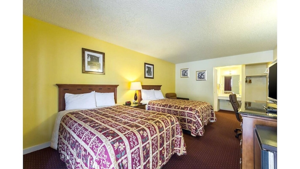 Hillview Inn At Six Flags Fiesta 16/35