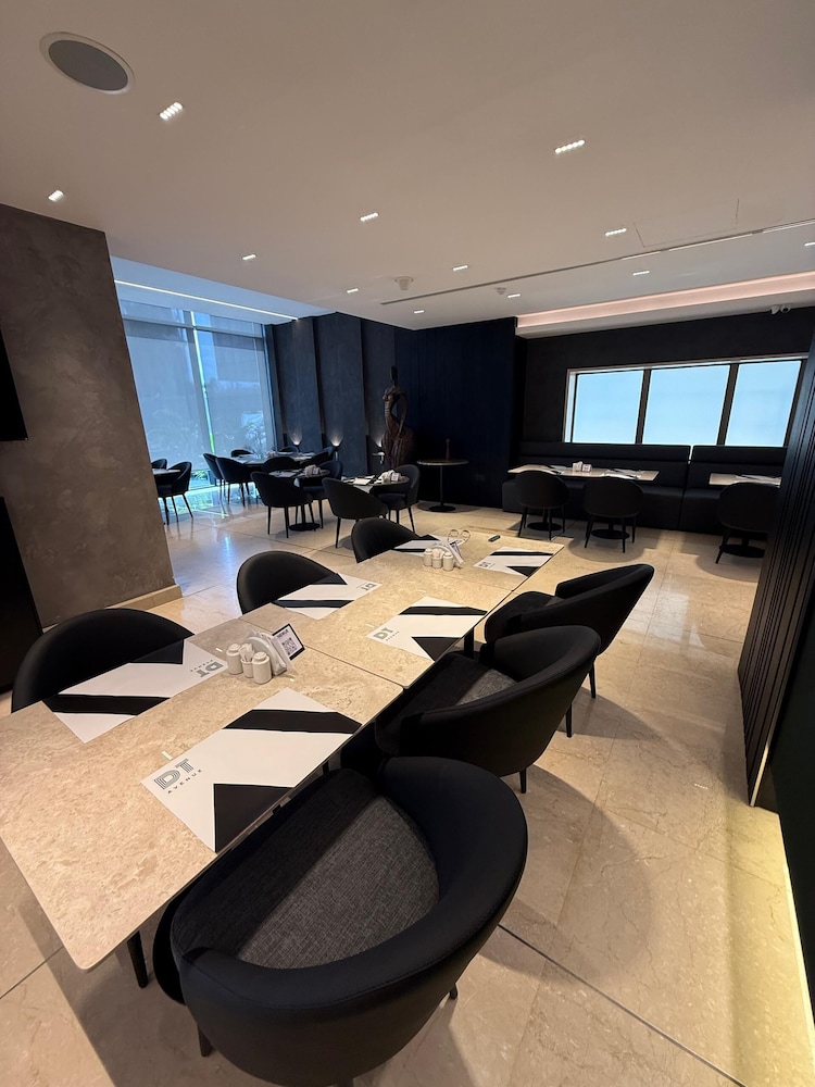 The Avenue Suites 40/46